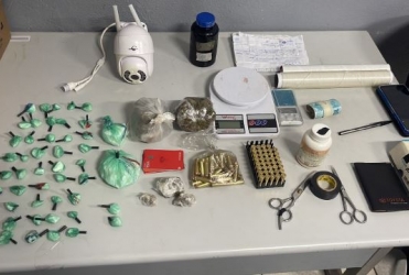 Patos de Minas - PM encontra drogas, munições e dinheiro em casa alugada por suposto traficante no bairro Ipanema