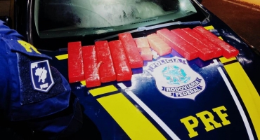 PRF de Patos de Minas prende casal que transportava 12 tabletes de maconha na BR-365