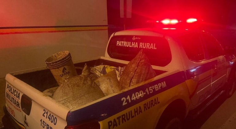 Carmo do Paranaíba – Veículo em atitude suspeita é abordado pela Polícia Militar e motorista é preso com 6 sacas de café furtado