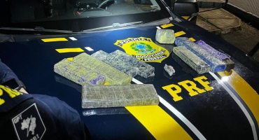 PRF prende passageiro de ônibus na BR-365 por suspeita de tráfico de drogas; ele transportava 11 barras de maconha