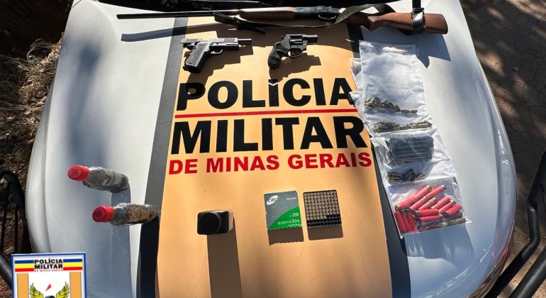 Polícia Militar Rodoviária prende homem portando três armas de fogo em veículo na MGC-354; em Presidente Olegário