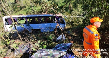 Ônibus que estaria levando equipe de produção de eventos para Arapuá sofre acidente  na BR-354 e uma pessoa morre