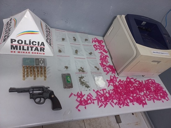 PM flagra funcionário de empresa recebendo drogas via correios em Patos de Minas