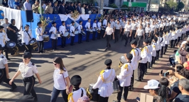 Mais de 6 mil pessoas participaram do desfile cívico-militar e estudantil em comemoração aos 132 de Patos de Minas