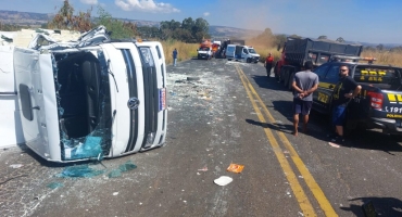 Motorista fica gravemente ferido em acidente envolvendo carreta e caminhão na BR-365 