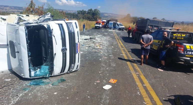 Motorista fica gravemente ferido em acidente envolvendo carreta e caminhão na BR-365 