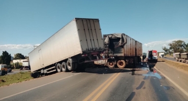 Acidente em frente ao Posto Patão na BR-365 envolvendo quatro veículos de carga deixa duas pessoas feridas