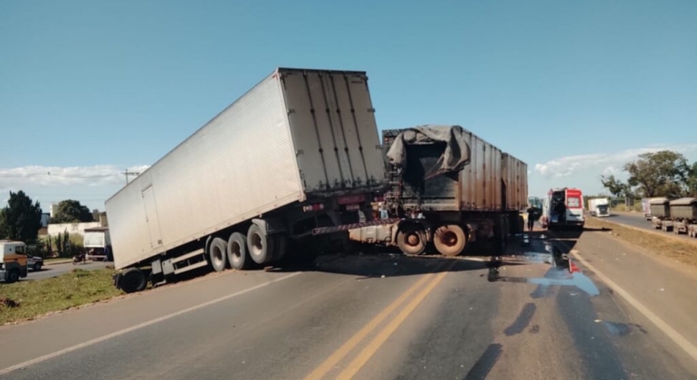 Acidente em frente ao Posto Patão na BR-365 envolvendo quatro veículos de carga deixa duas pessoas feridas