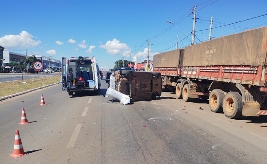 Motorista de Dodge Ram se distrai e provoca acidente na Avenida Marabá; em Patos de Minas