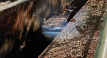 Motorista perde controle direcional e veículo cai dentro do córrego da Avenida Ivan Borges Porto; em Patos de Minas