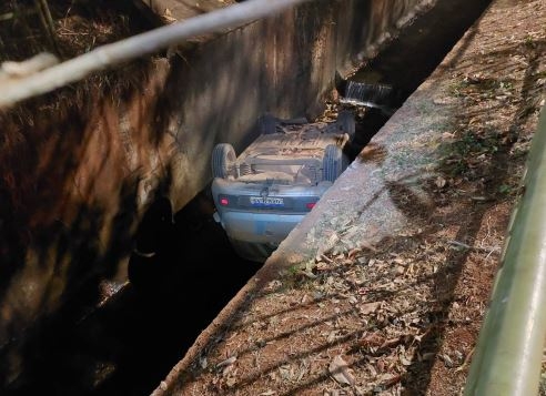 Motorista perde controle direcional e veículo cai dentro do córrego da Avenida Ivan Borges Porto; em Patos de Minas