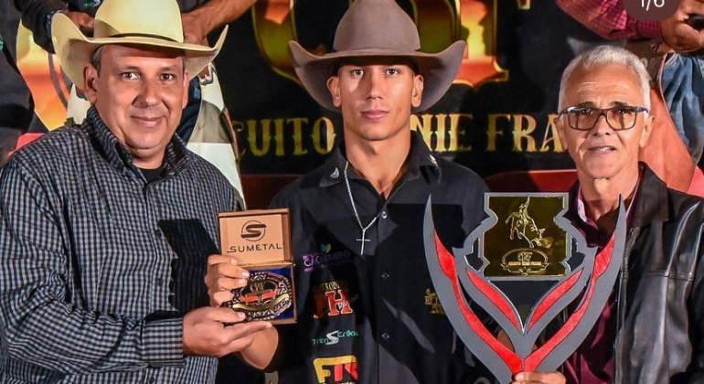 Competidor de Lagoa Formosa é campeão do rodeio da AgroExpô de Brasilândia de Minas 