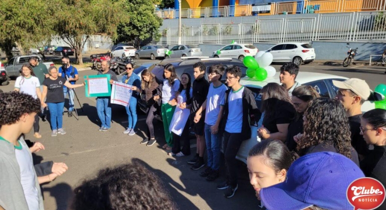 Manifestação de pais e alunos em Patos de Minas pede o fim da greve nos IFTMs