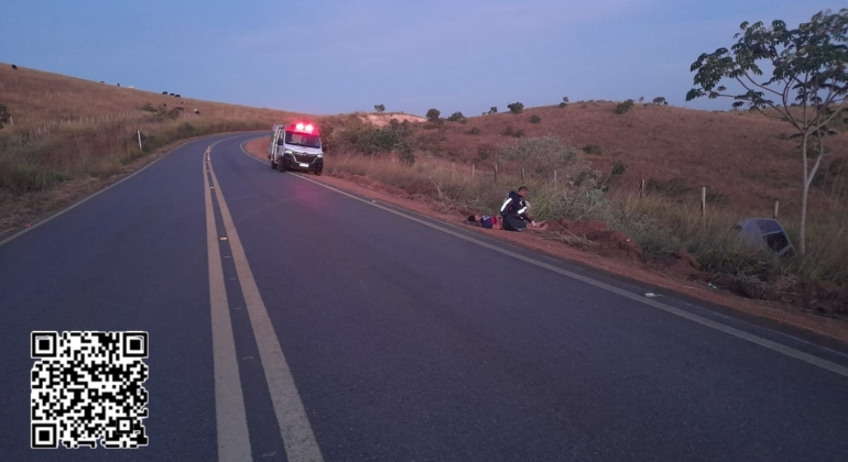 Rio Paranaíba – Veículo capota na MG-230 e deixa motorista ferido