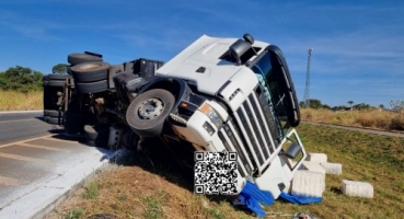 Cruzeiro da Fortaleza - Pneu estoura e provoca tombamento de carreta na BR-146; motorista foi detido por embriaguez