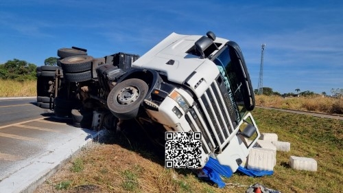 Cruzeiro da Fortaleza - Pneu estoura e provoca tombamento de carreta na BR-146; motorista foi detido por embriaguez