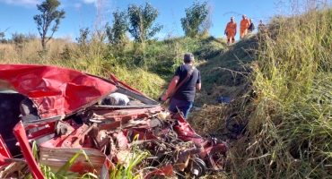 Duas pessoas morrem em grave acidente envolvendo carro e caminhão na MGC-354; em Presidente Olegário