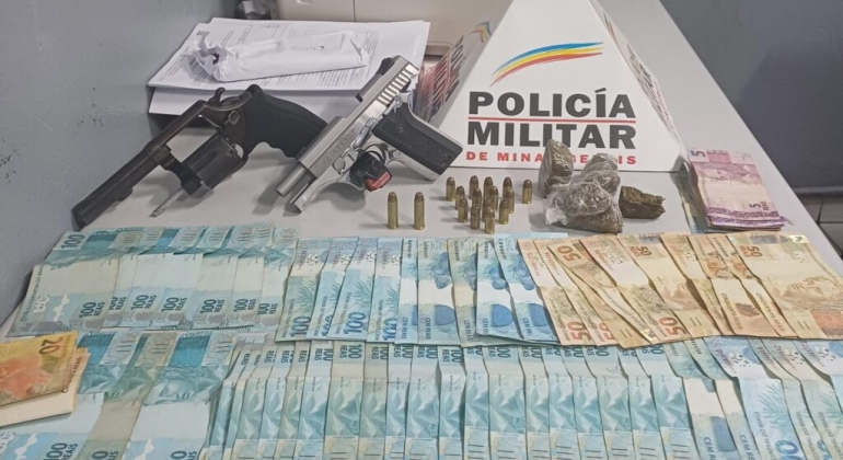 PM de Patos de Minas apreende armas, munições, drogas e dinheiro no bairro Alto da Serra