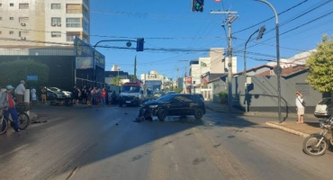 Motoqueiro fica ferido após avançar sinal vermelho e ser atingido por carro no centro de Patos de Minas 