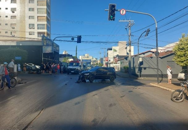 Motoqueiro fica ferido após avançar sinal vermelho e ser atingido por carro no centro de Patos de Minas 