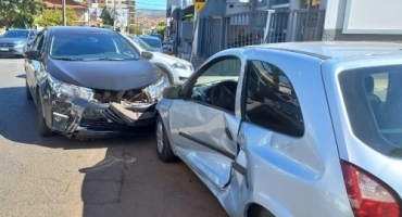 Mulher fica presa dentro de carro após colisão na cidade de Patos de Minas; Corpo de Bombeiros retirou a vítima do veículo