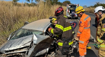 Acidente na BR-365 em Patos de Minas envolvendo um automóvel e dois caminhões deixa uma pessoa morta