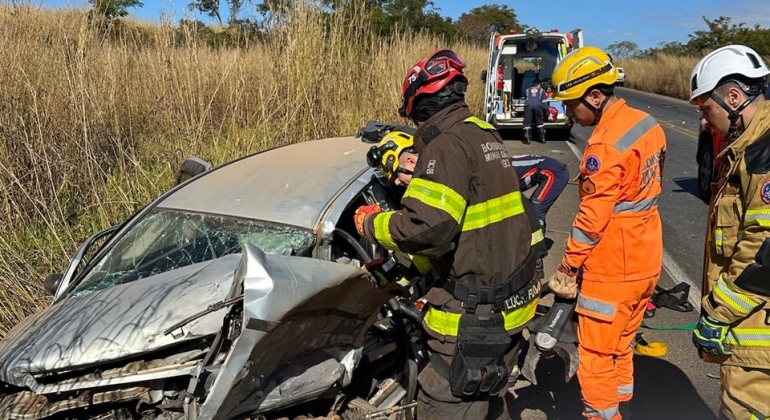 Acidente na BR-365 em Patos de Minas envolvendo um automóvel e dois caminhões deixa uma pessoa morta