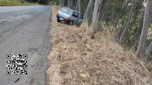 Patos de Minas - Motorista perde controle após carro apresentar defeito mecânico na MGC-354 e três pessoas ficam feridas