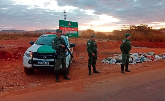 Policia Ambiental realiza operação contra descarte irregular de lixo e entulho, em Patos de Minas