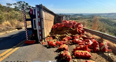 Serra do Salitre - Após falha mecânica, caminhão carregado de cebola tomba na MG-230