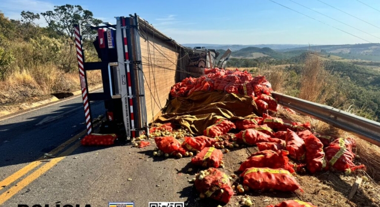 Serra do Salitre - Após falha mecânica, caminhão carregado de cebola tomba na MG-230