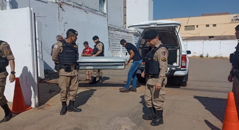 Homem é morto por estrangulamento em Patos de Minas e corpo deixado em estacionamento de hospital