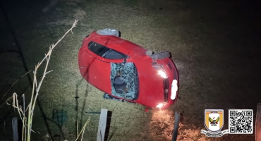 Motorista que seguia para Carmo do Paranaíba cochila ao volante e veículo cai em ribanceira próximo a Lagoa Formosa 