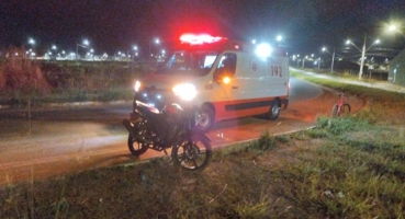 Mulher fica ferida após sofrer queda de moto no bairro Sorriso, em Patos de Minas