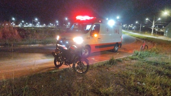 Mulher fica ferida após sofrer queda de moto no bairro Sorriso, em Patos de Minas