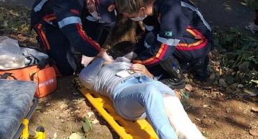 Carmo do Paranaíba – Jovem sofre acidente ao passar por quebra-molas na Avenida Tancredo Neves