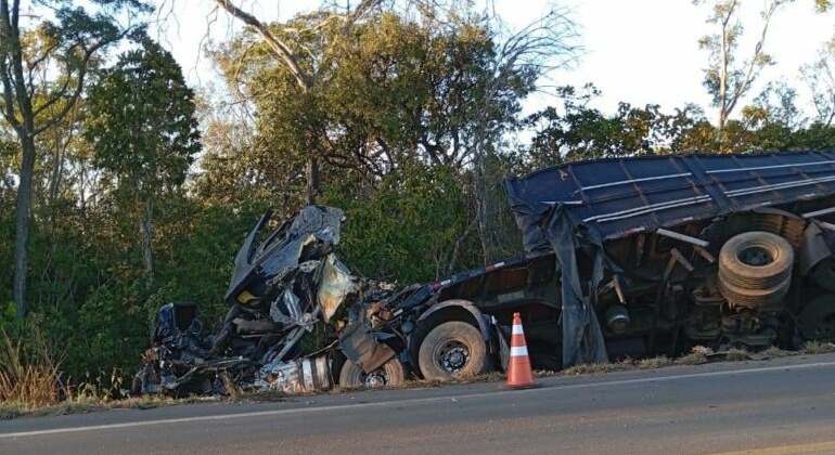 Colisão entre bitrem e carreta mata motorista na BR-365; próximo a comunidade rural de Veredas