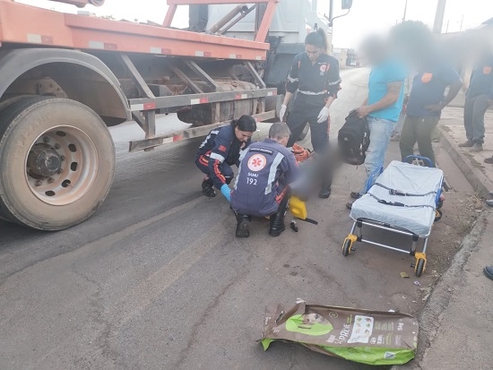 Ciclista fica ferido após ser atropelado por caminhão no bairro Jardim Aquárius,; em Patos de Minas 