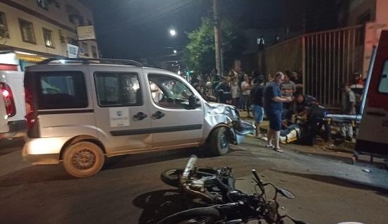 Casal fica gravemente ferido em acidente envolvendo motocicleta e automóvel em Patos de Minas 