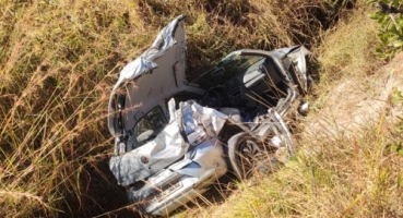 Jovem perde controle de veículo e cai em ribanceira na MGC-230, em Serra do Salitre