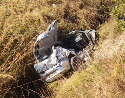 Jovem perde controle de veículo e cai em ribanceira na MGC-230, em Serra do Salitre