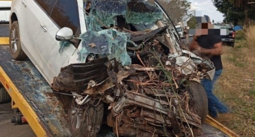 Automóvel colide contra traseira de caminhão na BR-354; em Carmo do Paranaíba 