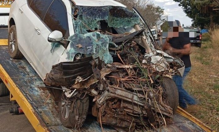 Automóvel colide contra traseira de caminhão na BR-354; em Carmo do Paranaíba 