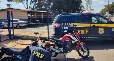 PRF recupera duas motocicletas furtadas ao fiscalizar ônibus na BR-365 em Patos de Minas