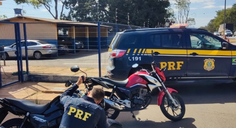 PRF recupera duas motocicletas furtadas ao fiscalizar ônibus na BR-365 em Patos de Minas