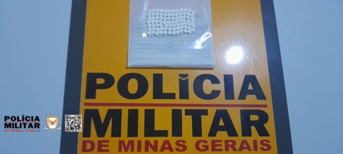 Caminhão emplacado em Carmo do Paranaíba é abordado pela polícia e motorista inabilitado é flagrado com 83 comprimidos de ”rebite”