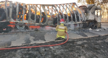 Caminhão que transportava tecido incendeia na BR-365 e fica totalmente destruído 