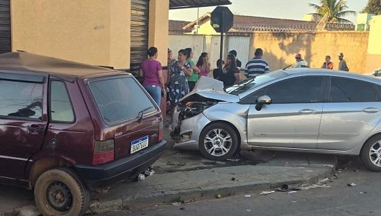 Patos de Minas - Veículos colidem e atingem pedestre em calçada na Avenida Brasil