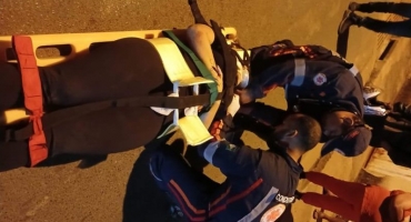 Carmo do Paranaíba – Gestante sofre queda de motocicleta após cachorro atravessar na via; SAMU realiza primeiros socorros