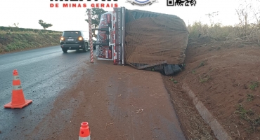 Motorista se distrai com flanela e tomba caminhão carregado com abacates na BR-354; no município de Arapuá 